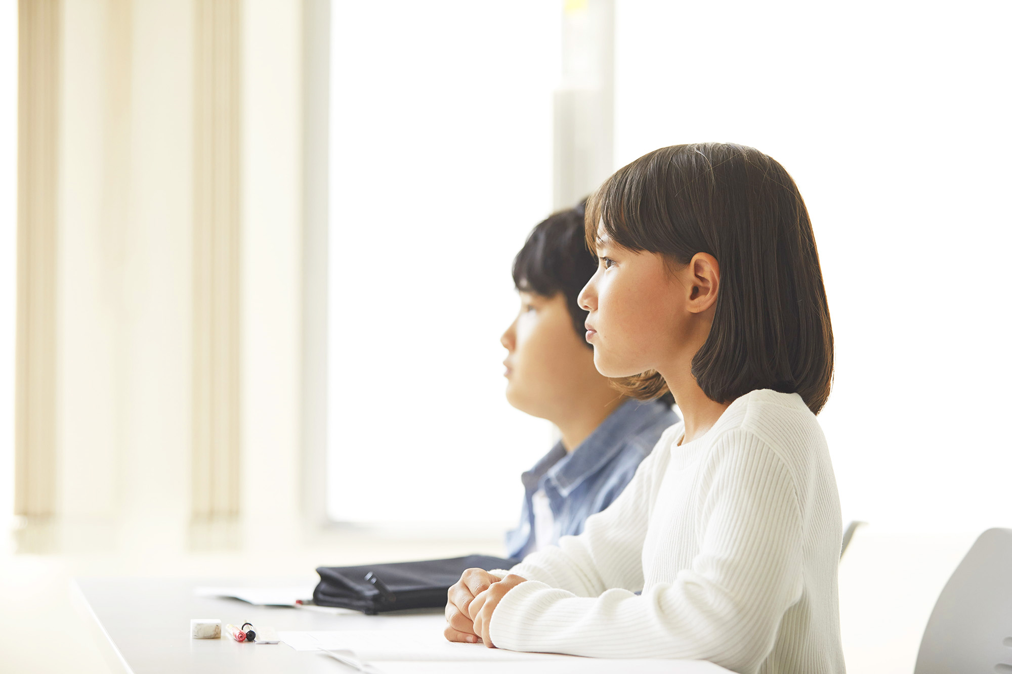 背景４　女の子と男の子